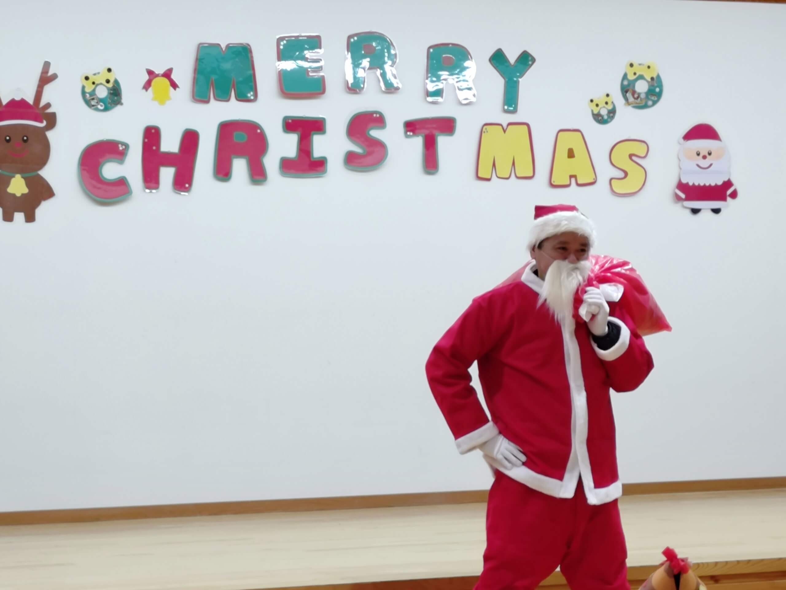 子どもたちのもとにサンタさんがやってきました～🎵